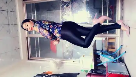 敏儿长发姐姐广场舞边跳舞边做饭