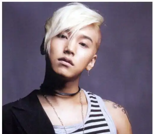 男生阴阳头发型如何扎