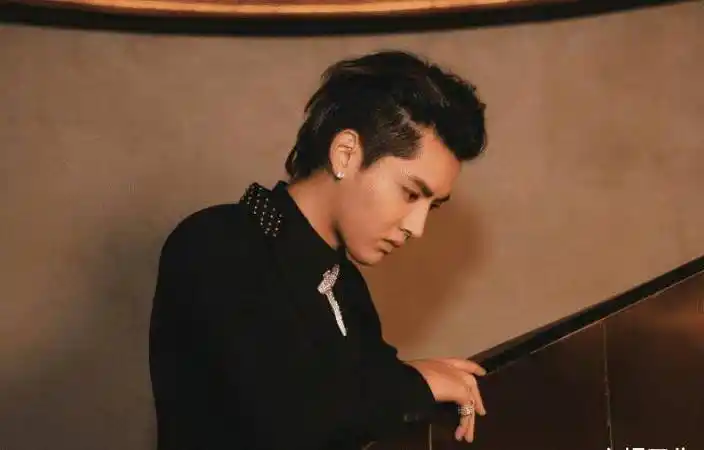 这次节目拟邀的可是一连串的当红流量,其中就包括了吴亦凡,张艺兴