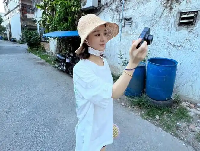 赵丽颖素颜游玩照##赵丽颖素颜近照