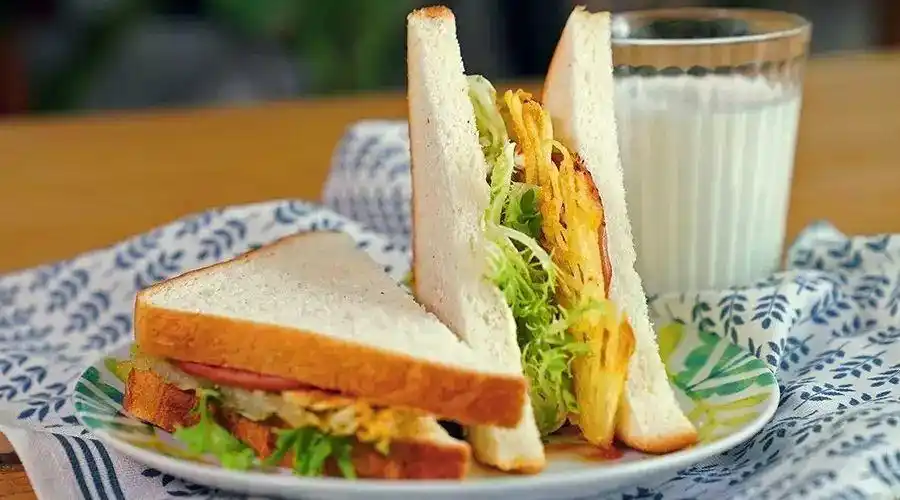 愿每个早晨醒来桌上都摆着三明治牛奶和阳光