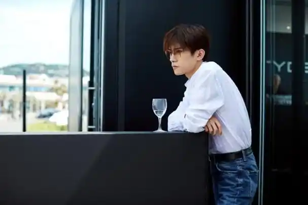 易烊千玺戛纳慵懒随拍 白衬衫眼镜造型帅气十足