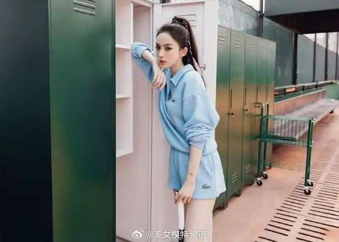 娜扎穿天蓝色运动服打网球 头扎高马尾干练有活力