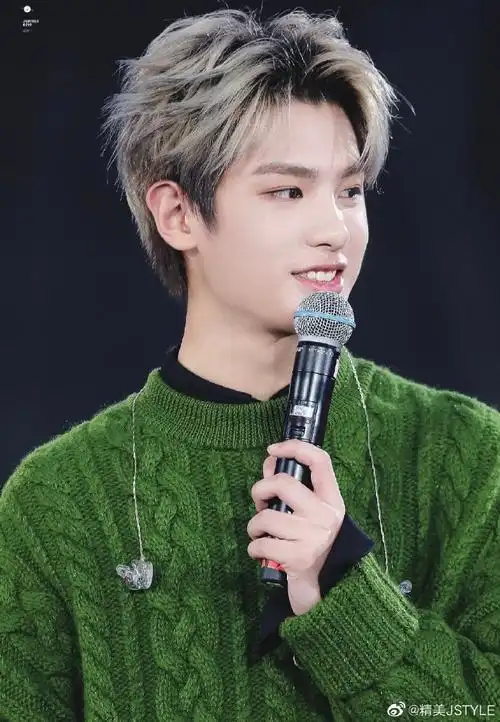 黄明昊超话许光汉greghan超话灵超超话费启鸣超话木子洋超话夏之光超