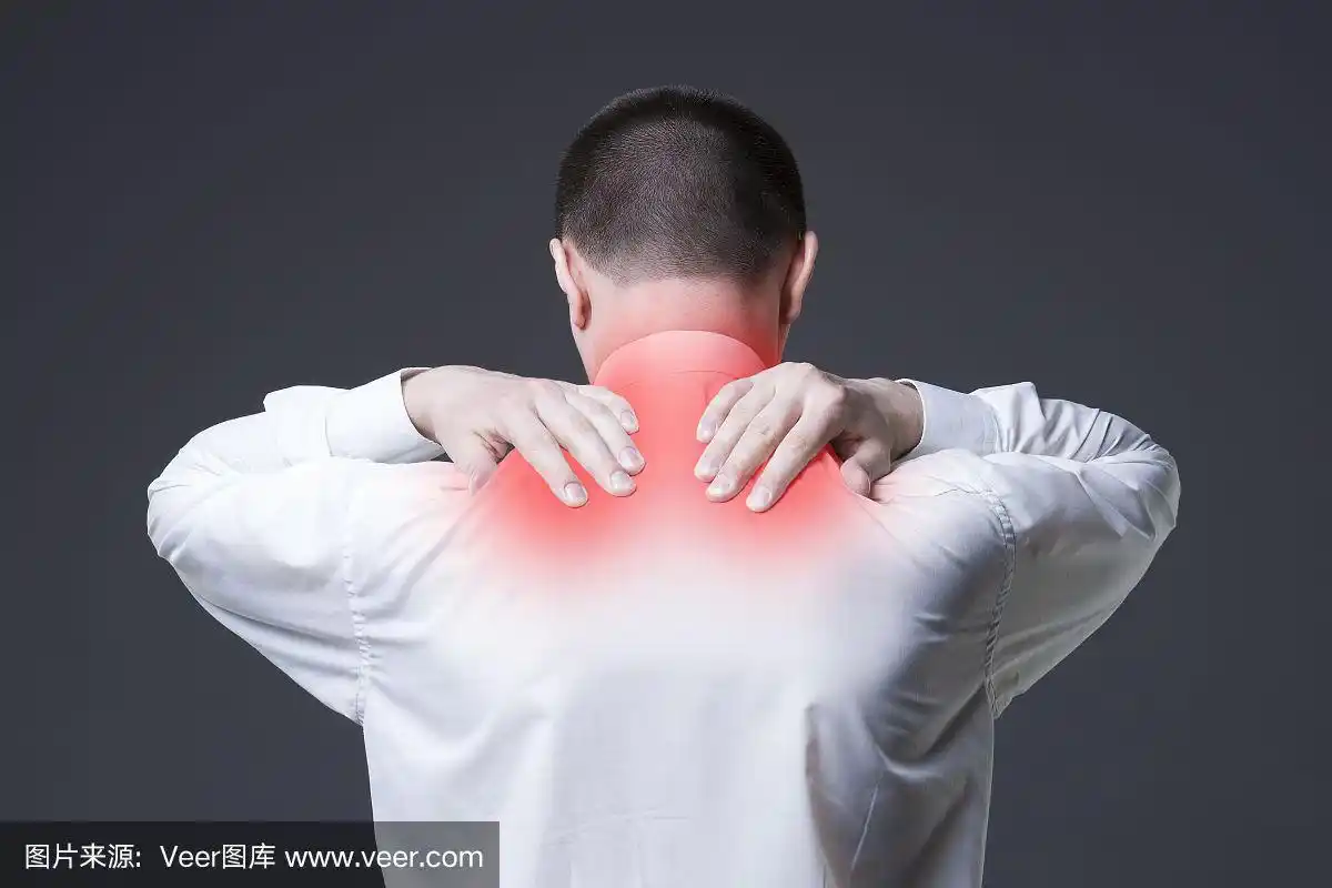 脖子疼,灰色背景上的男人背疼