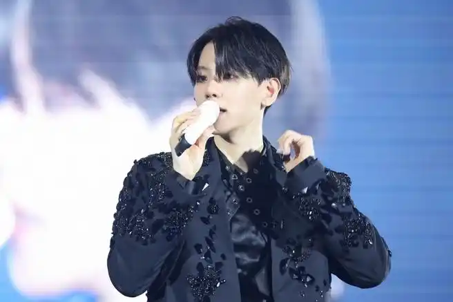 27日～28日两天,伯贤举行了第一次线下亚