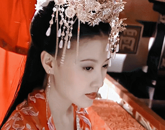 在一边的王启年的扮演者田雨连连称是,还盛赞自己