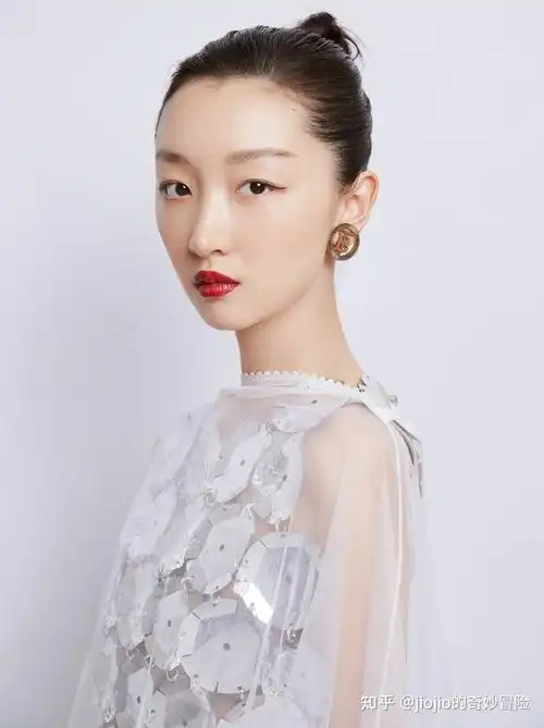 周冬雨,身着burberry镀钯金亮片礼服裙,出席于上海举办的"2020微博之