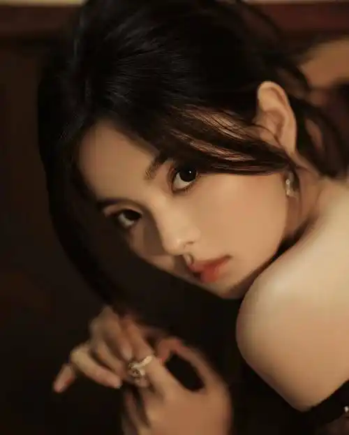 女星杨超越时尚写真:清纯甜美,小家碧玉