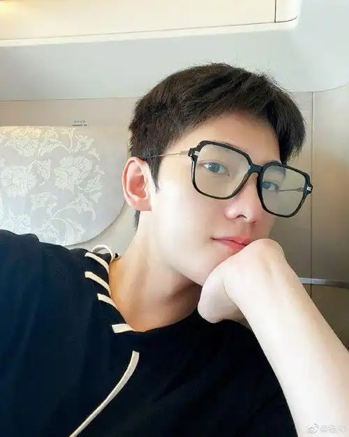 杨洋戴黑框眼镜自拍书生气十足 素颜优越帅气难挡