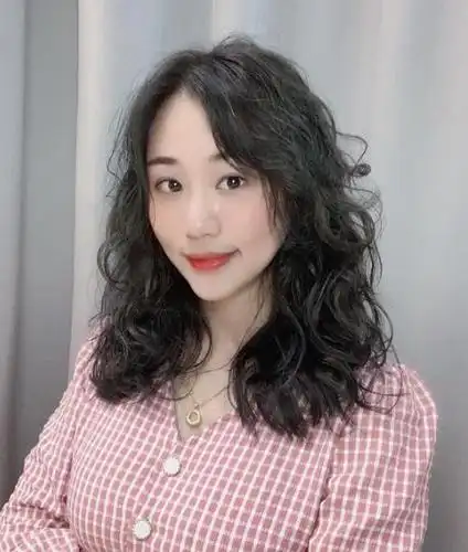 满头小卷烫长发图片 秃头女孩的救星超显发量 - 女生烫发 - 发型站