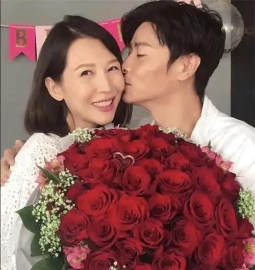 张晋蔡少芬结婚12周年两人互相甜蜜表白扔下小孩单独聚餐