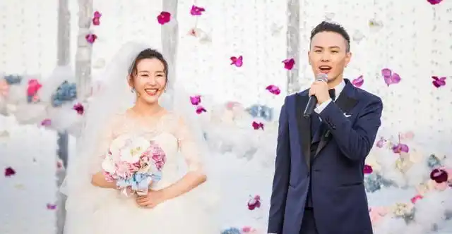 俩人是拍摄mv认识的,初见时张玮就是奔着找女朋友的心态去帮忙的,可