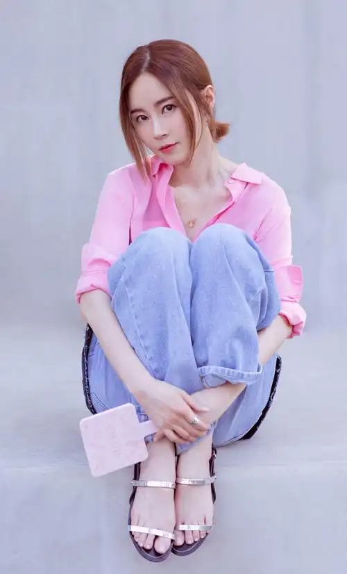 傅颖一组宣传美照,粉色衬衣搭配牛仔裤清新靓丽