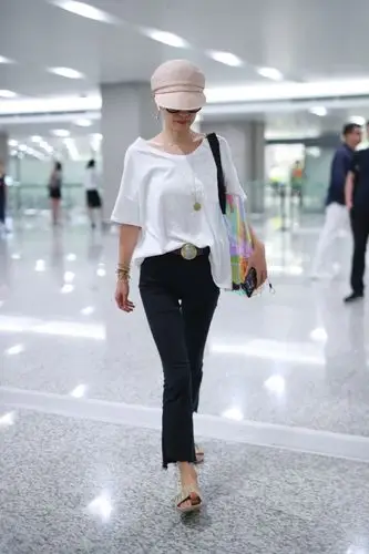 马伊琍离婚后机场亮相首露正脸暴瘦成皮包骨低调躲避镜头