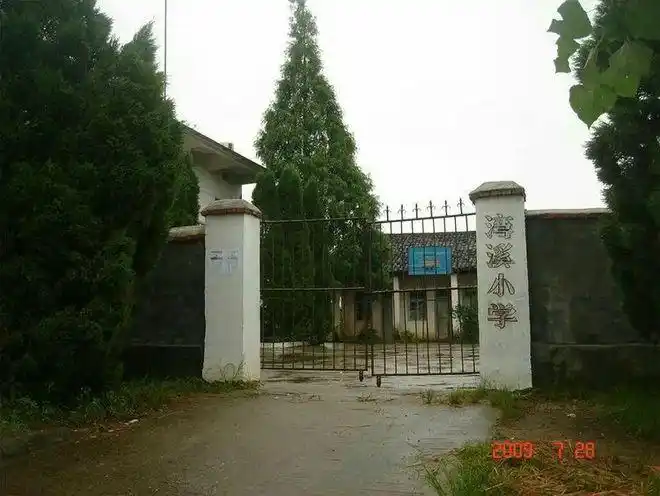 篮球场(改造前)70年代砖瓦房(改造前)80年代两层教学楼(改造前)宽敞