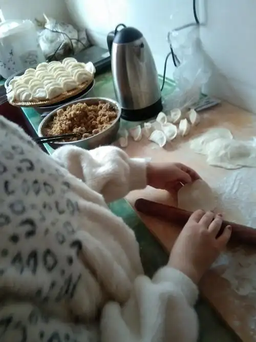 帮妈妈包饺子