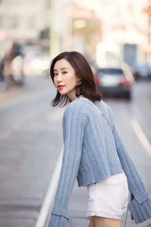 舒畅蓝色毛衣搭白短裤青春靓丽低头浅笑惹人爱