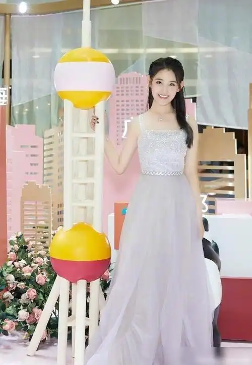 这是蒋依依多御姐次,裙子只有10厘米长,腿很酷|短裙|高领|衬衫_网易