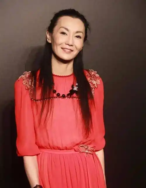 55岁骨感女神张曼玉近照显苍老,穿一身红裙很优雅,差点认不出来_红色