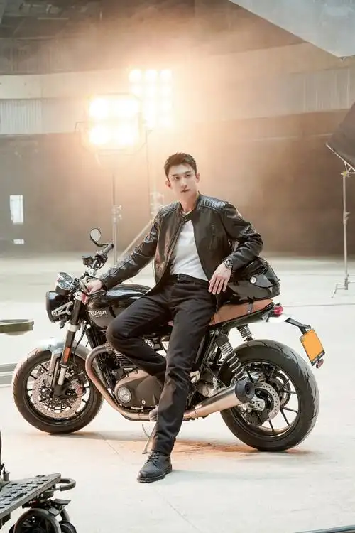 黄景瑜他从火光中走来##黄景瑜皮衣机车造型