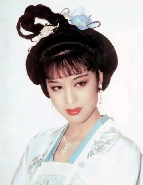 嘴角有痣,演《康熙王朝》的容妃,边做服装设计师便演戏的李建群