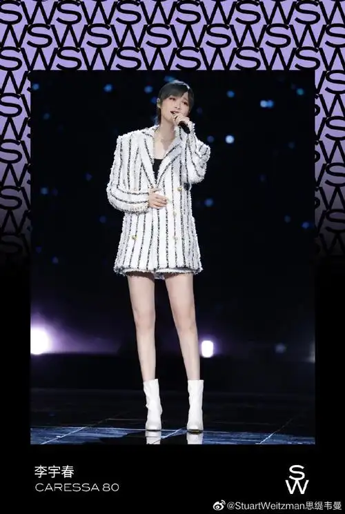 歌手@李宇春穿着@stuartweitzman思缇韦曼#loulou 60 pump#高跟鞋,配