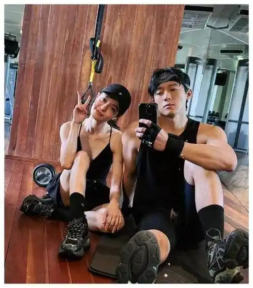 钟楚曦,侯雯元恋情官宣,教你如何获得完美爱情!_李现_男友_男星