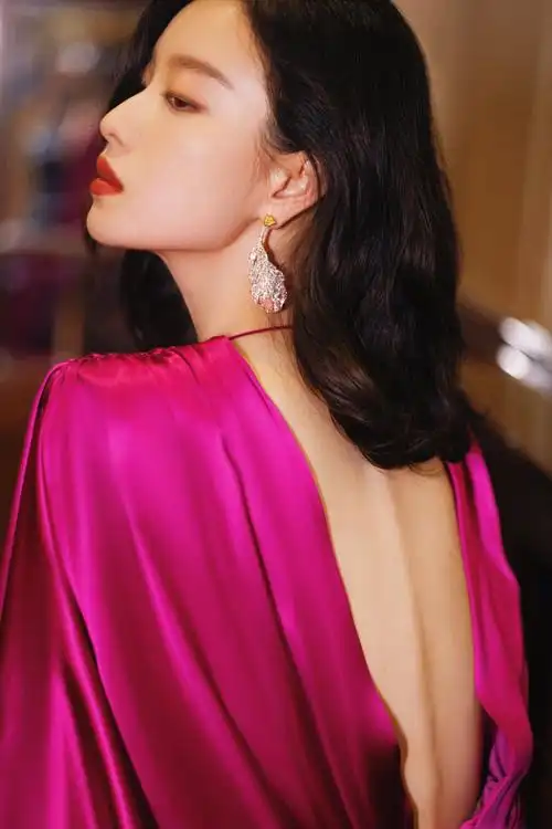 倪妮今晚活动造型玫红丝质长裙配以微卷中长发