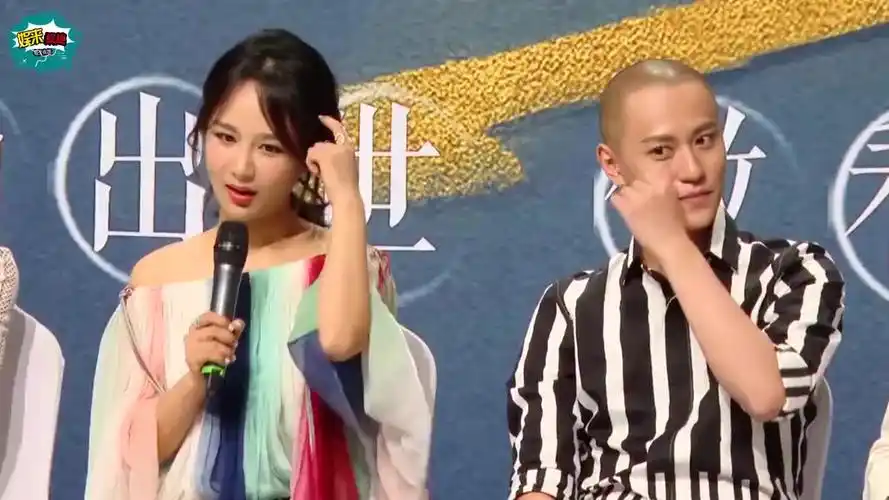 有谁注意到杨紫扑到张一山怀里时,张一山的手在干嘛,羡煞旁人