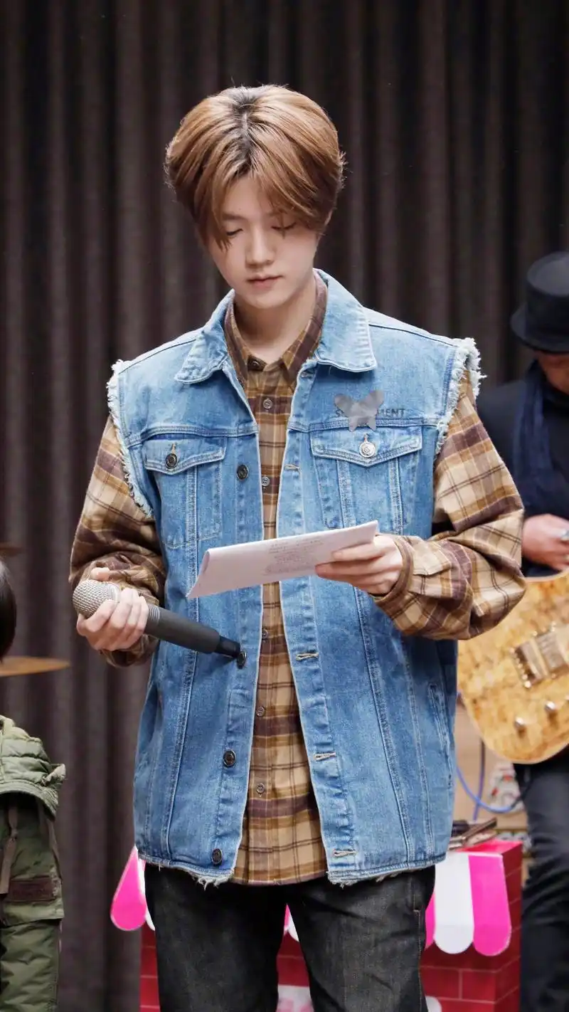 歌手鹿晗,人气爱豆,帅气又英俊的初代男团,来看休闲写真照