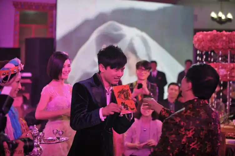 组图:张杰谢娜办婚宴 现场玩咬苹果游戏秀恩爱_高清图集_新浪网