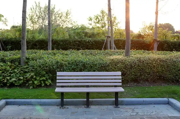 背景春天公园家庭在草地上休息和露营帐篷户外旅游三个小朋友在公园的