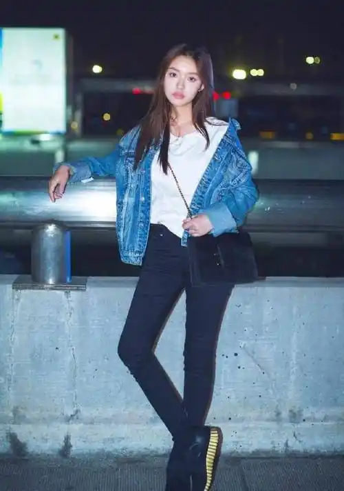 林允一身潮装出发去米兰看秀,参加时装周的95后女星还有谁?