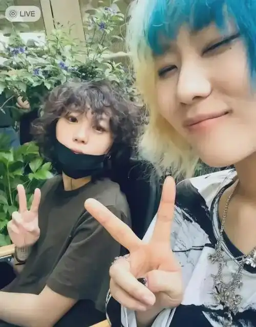 王菲很大度,允许窦靖童跟情敌女儿关系好,还出钱供窦佳嫄去读书