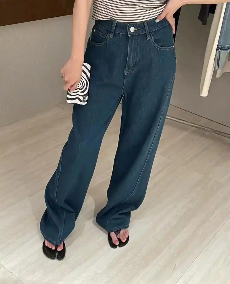牛仔也可以妖娆起来.#同城精选 百搭舒适显瘦直筒牛仔裤,宝子 - 抖音