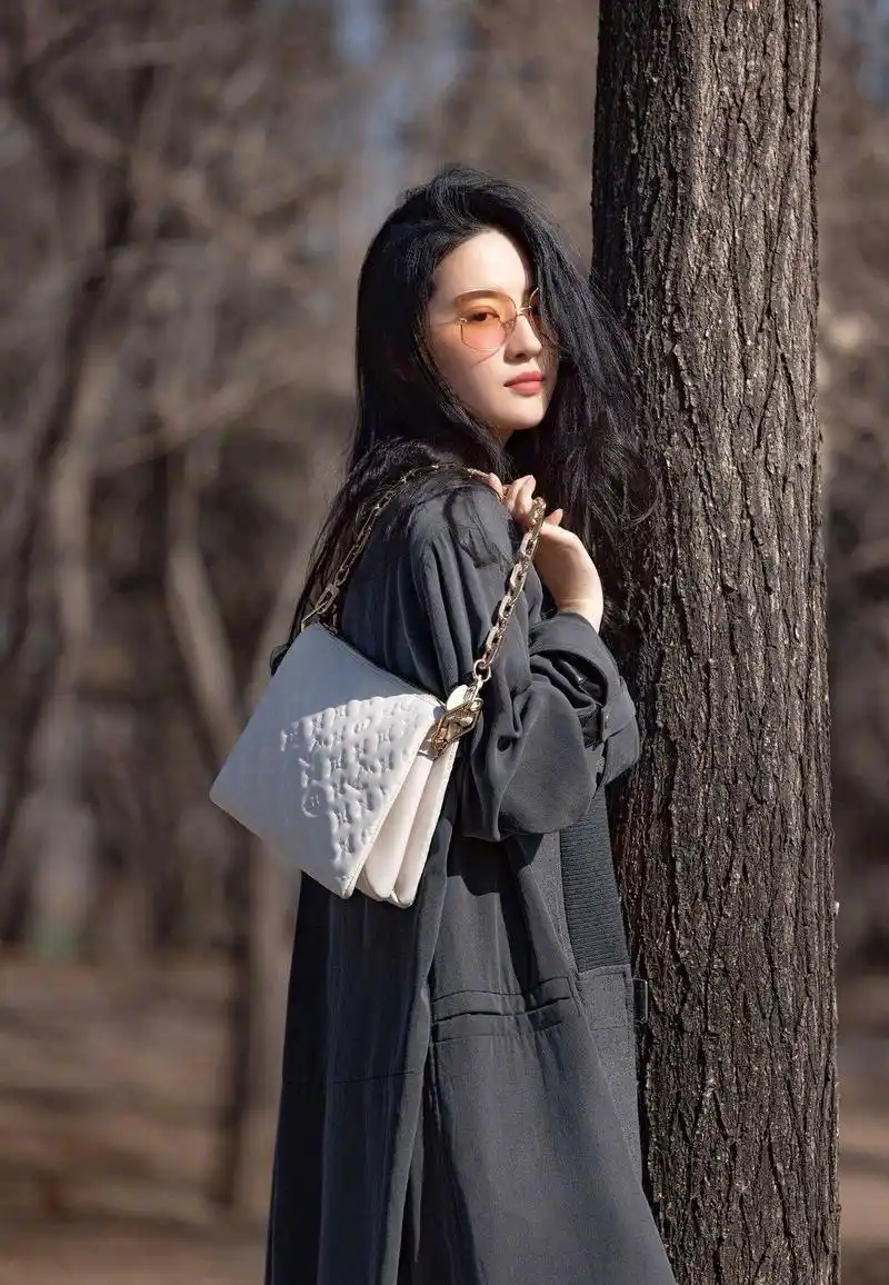 仙女姐姐刘亦菲的夏季穿搭,穿白色印花连衣裙高级时髦,仙气飘飘