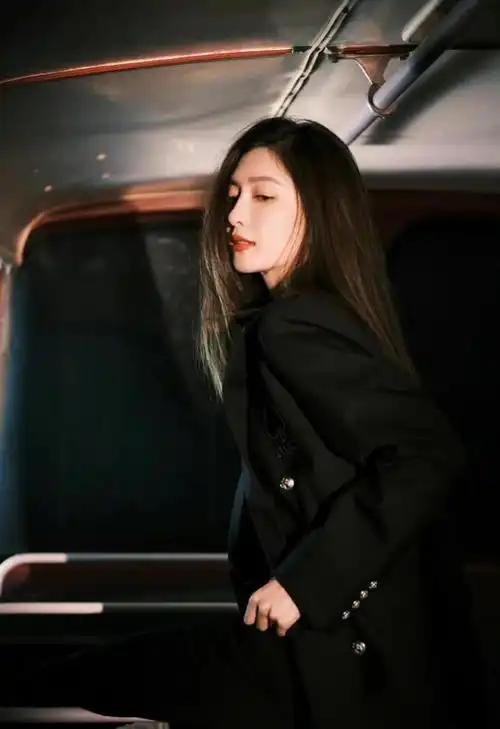 江疏影穿西装革履,太迷人了,尽显好身材