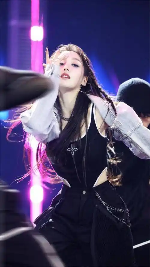 姜贞羽银蓝色金属感妆造亮相《蒙面舞王》 hip-hop舞台酷燃出挑_风格