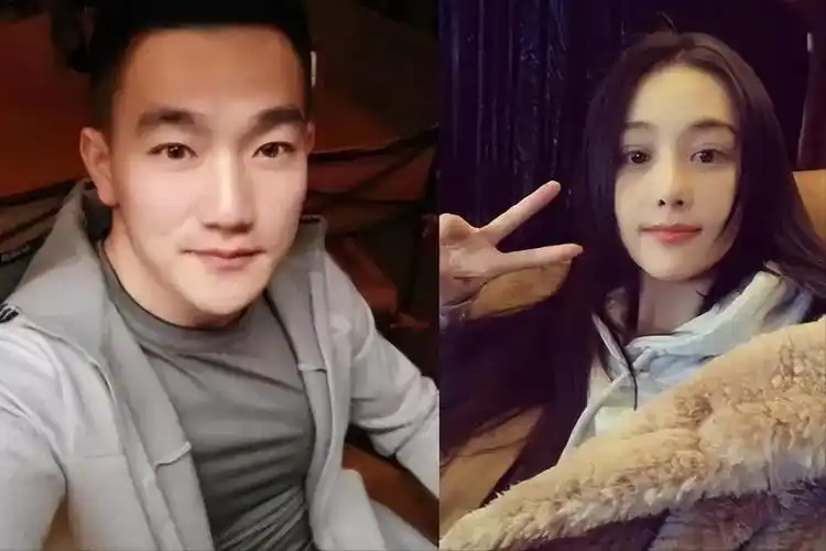 张馨予夫妇恩爱游玩丽江,何捷蹲地为老婆拍照,女儿留家上幼儿园_照片