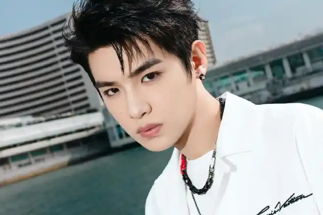 黄明昊lv香港大秀造型##黄明昊 清爽男大