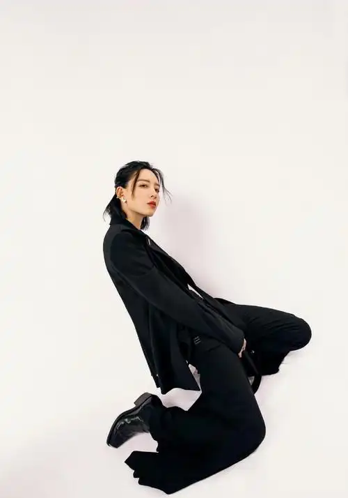 李斯丹妮晚会造型来袭白色亮片套装尽显灵动气场强大到晃眼