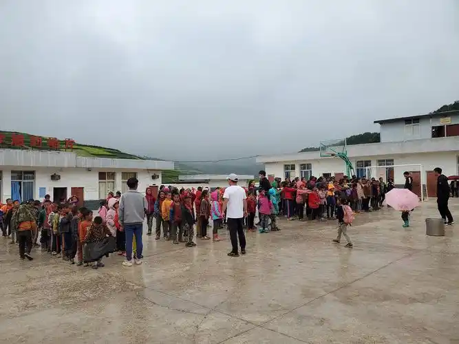 贫困山区学校志愿者胡秋根支教老师平凡的一天,贫困山区希望小学图片