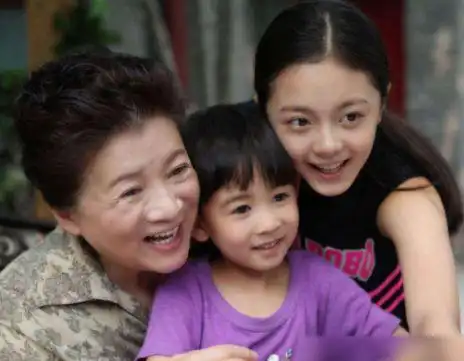 赵今麦坦言自己是全家最丑本来没人信看到妈妈照片全网打脸了