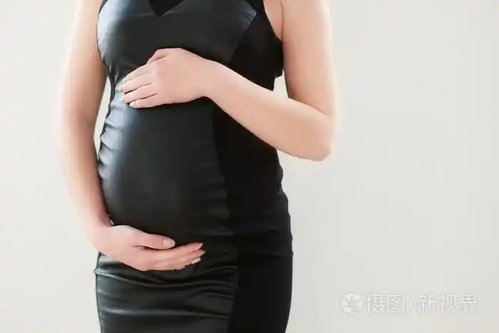 怀孕女人的腹部