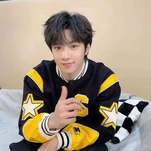 兔年新春随拍#这是来自刘耀文的兔年第一条微博是可爱的手势live图,动