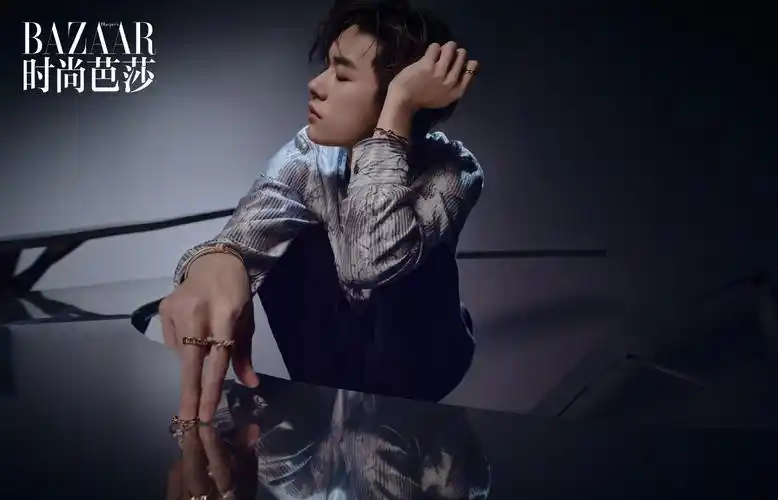 易烊千玺时尚芭莎三月刊封面大片 好爱这种桀骜不驯的感觉