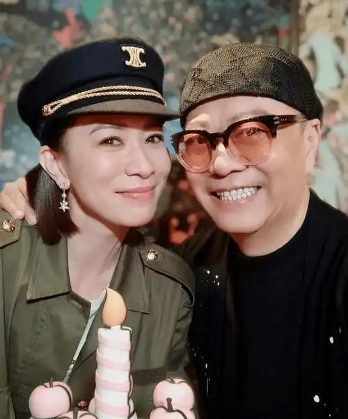 众星庆祝佘诗曼48岁生日,七魔女只有她没嫁,前男友已是四宝爸_郑嘉颖