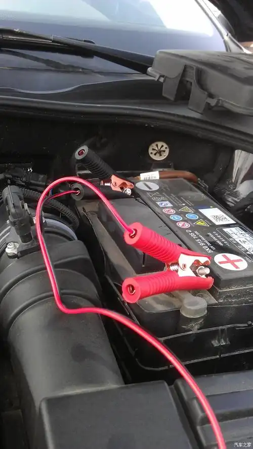 用鳄鱼夹连接到电瓶正负极就可以,如果带个电源开关就完美.