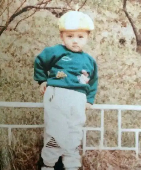 李晨晒儿时照片跑男团纷纷效仿陈赫红短裤real抢眼谁最会凹造型